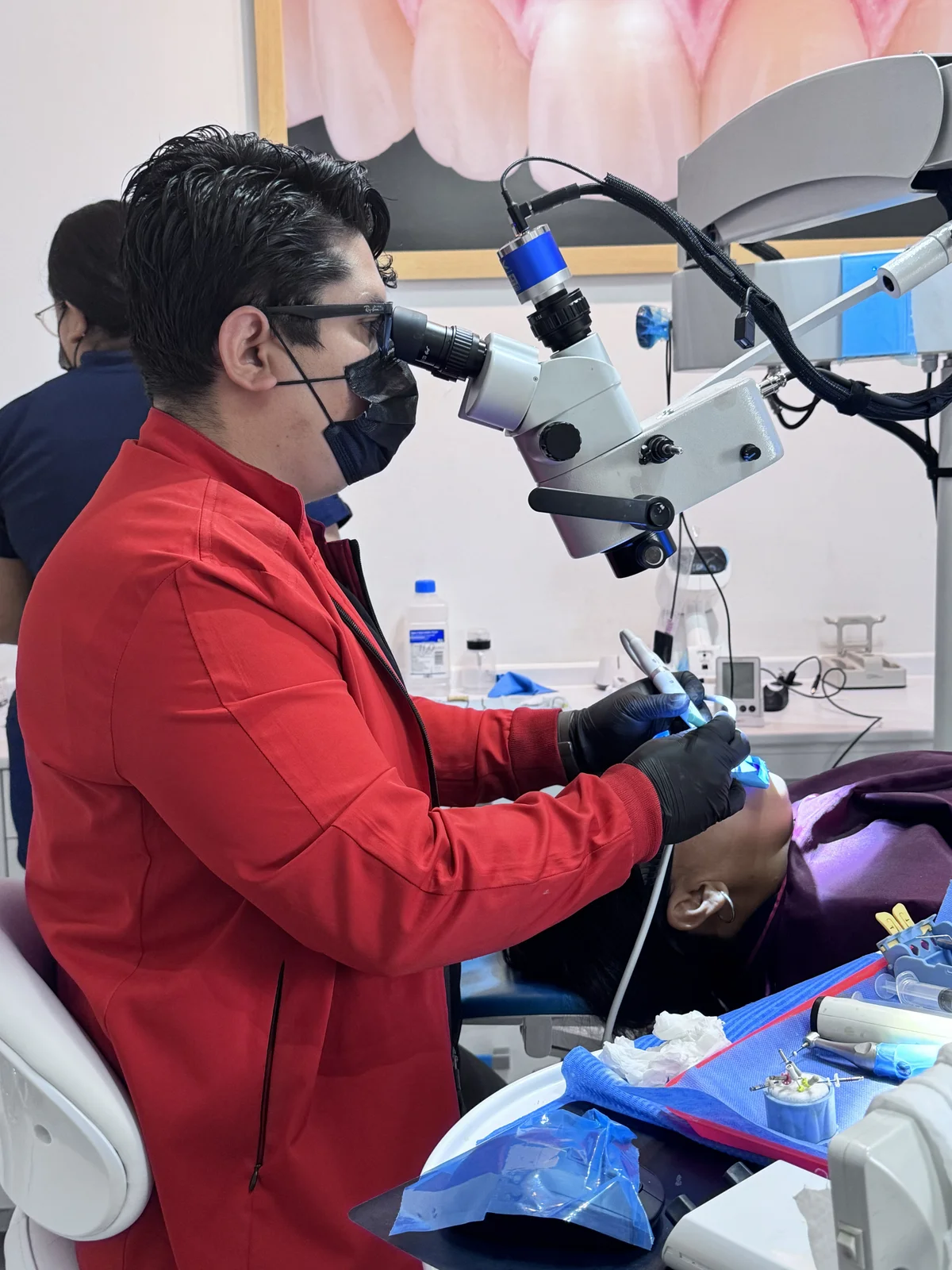 Dr. David Calderon Uriostegui en el consultorio